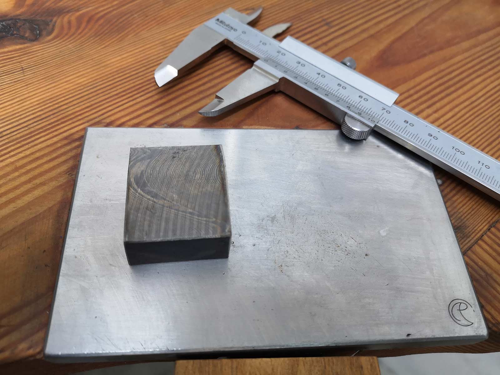 Metallblock auf Werkbank