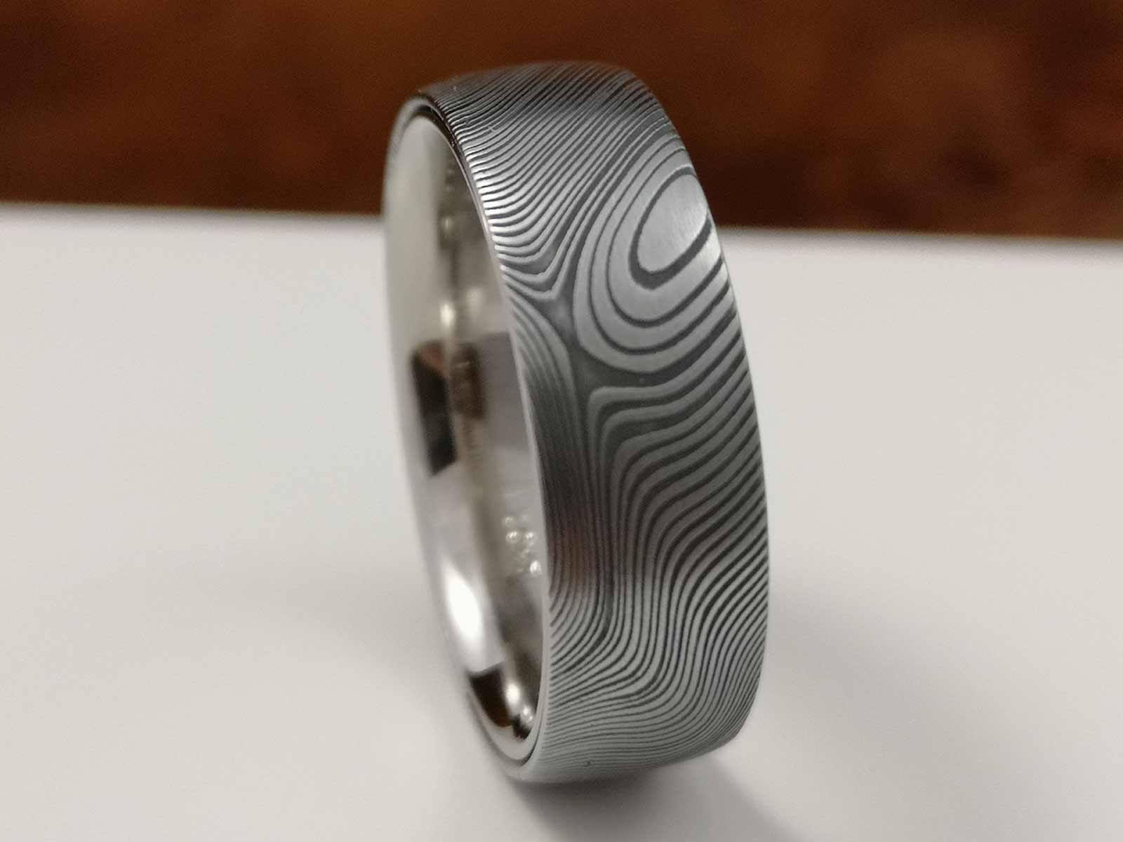 Der fertige Ring auf grauem Hintergrund